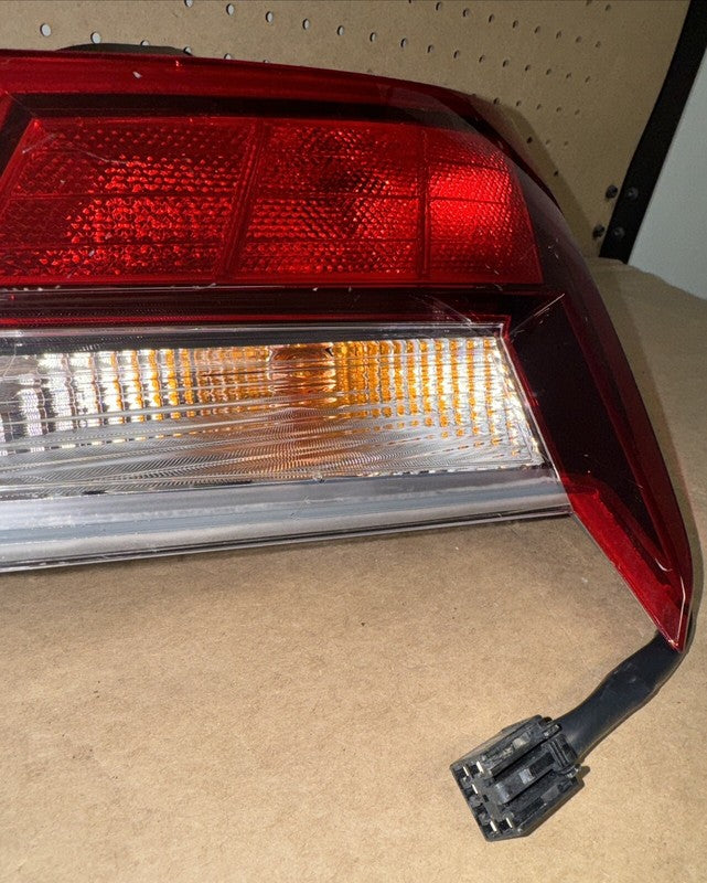 2021-2023 Hyundai Elantra Right Tail Light HALOGEN OEM RH