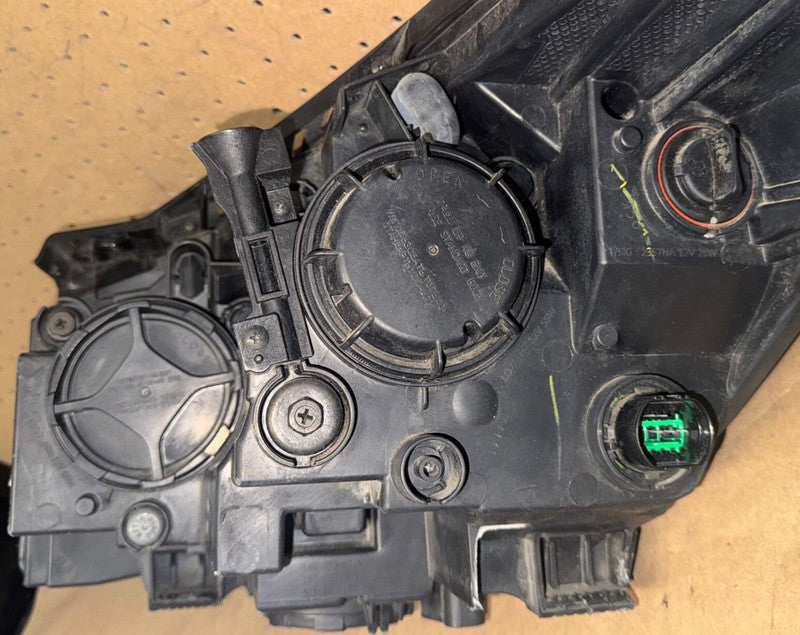 2016-2018 Kia Sorento Right Headlight Halogen/LED OEM