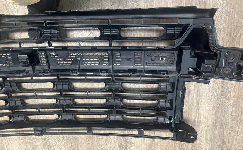 20-23 Chevy Front Grille Chrome OEM 84670281