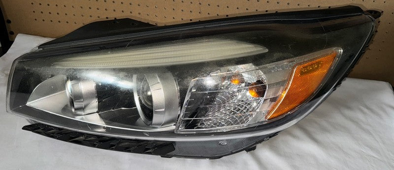 2016-2018 Kia Sorento Left Driver Headlight Halogen LED OEM 92101-C6