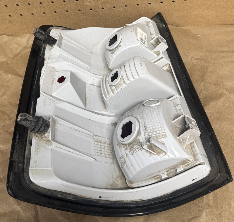 2016-19 GMC Sierra 1500 Right Tail Light Lamp Halogen OEM 23295941