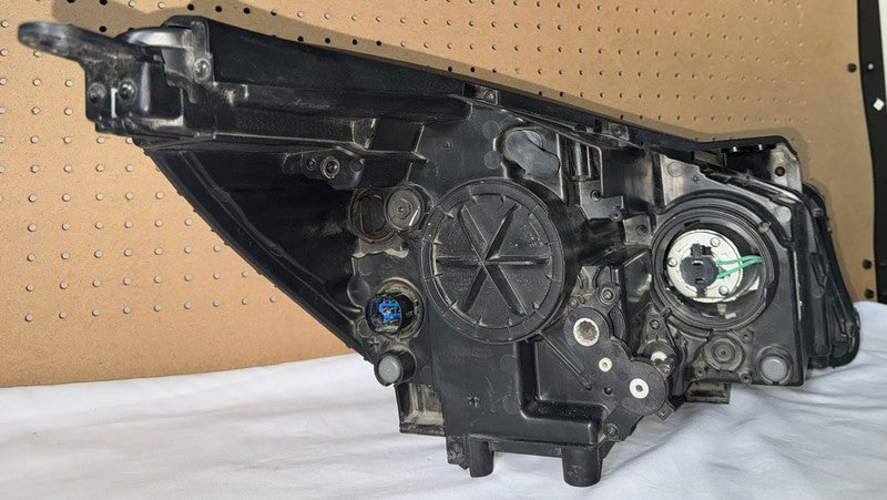 2016-2018 Kia Sorento Left Driver Headlight Halogen LED OEM 92101-C6