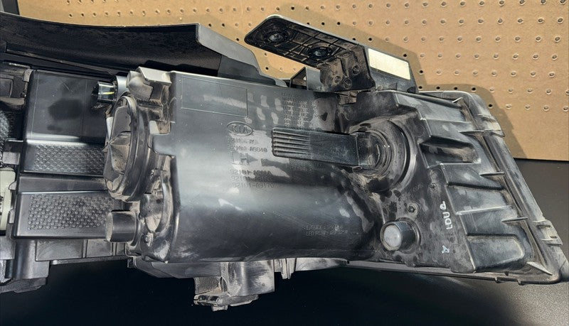 2015-2018 Kia Sedona Left Headlight Halogen (No LED) 92101A9