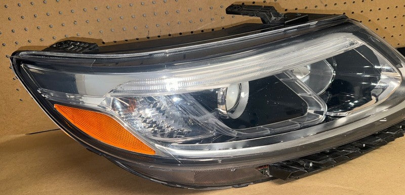 2014-2015 Kia Sorento Right Headlight Halogen OEM 92102-1U500