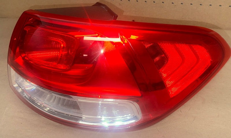 2016-2018 Kia Sorento Right Outer Tail Light OEM 92402-C6