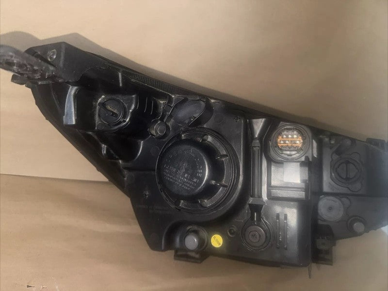 2014-2019 Kia Soul LH Left Headlight OEM 92101B2230
