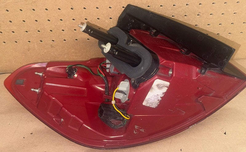 2016-2018 Kia Sorento Right Outer Tail Light OEM 92402-C6
