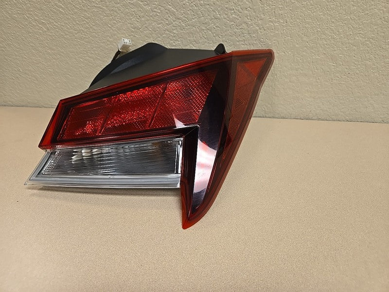 2021-2023 Hyundai Elantra Tail Light RH Passenger OEM 92401AA020