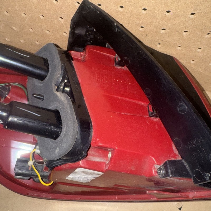 2016-2018 Kia Sorento Right Outer Tail Light OEM 92402-C6